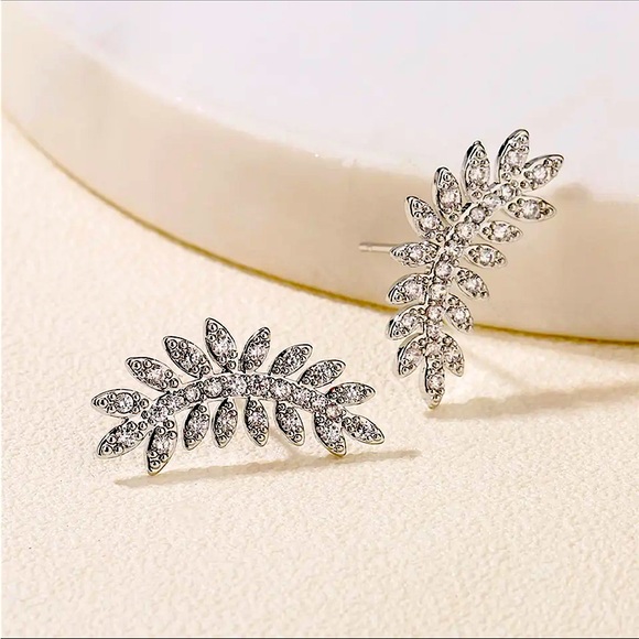 Chic Leaf Shaped Stud Earrings - Picture 3 of 4
